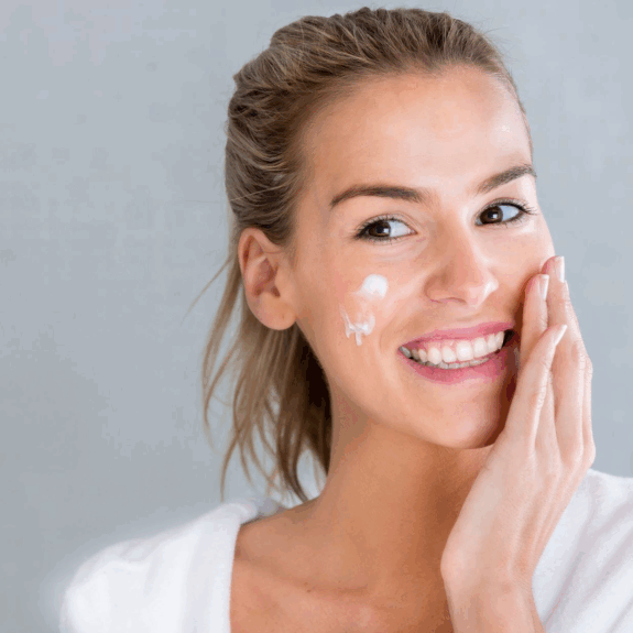FEMALE FOCUSED SKINCARE CONSUMER BRAND – HIGH DEMAND SECTOR – HUGE SOCIAL MEDIA!
