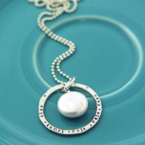 7 YEAR DTC ECOMMERCE RETAILER IN CUSTOMIZED JEWELRY & ACCESSORIES – HIGH MARGINS!