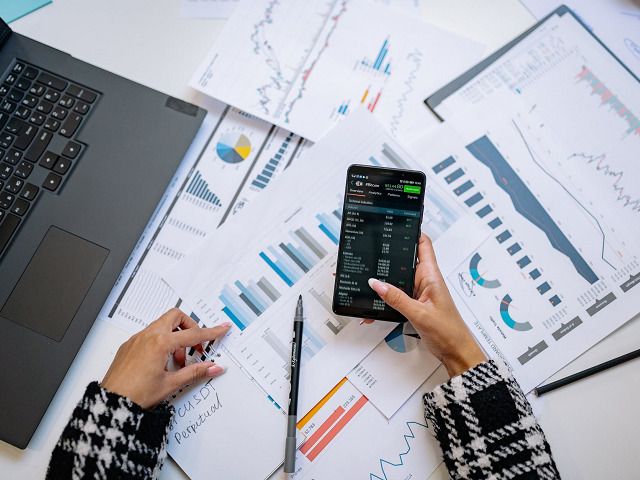 25 Year Online Day-Trading Education Service & Stock Trading Platform – Subscription Model with 57% Recurring Revenues – 35% Net Margins – Traders in more than 120 Countries